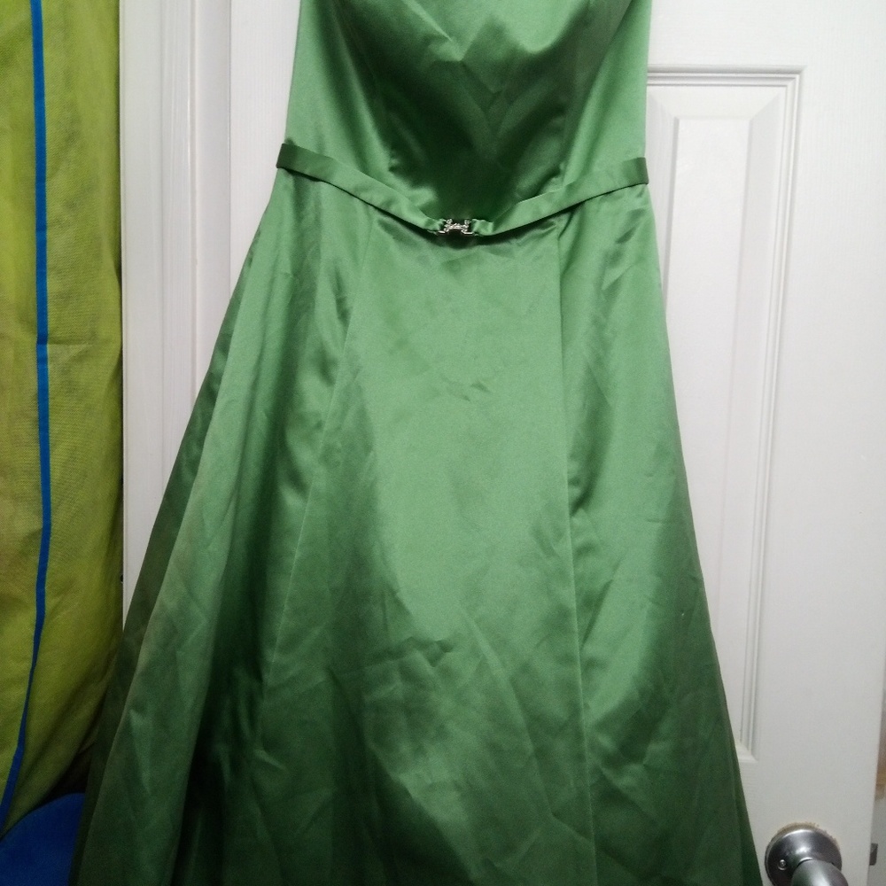 David’s Bridal Like new👗Size 2, Strapless,
Tea length beautiful green color